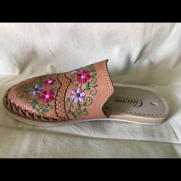 Handmade Embroidered Sandals - Picture 4 of 8